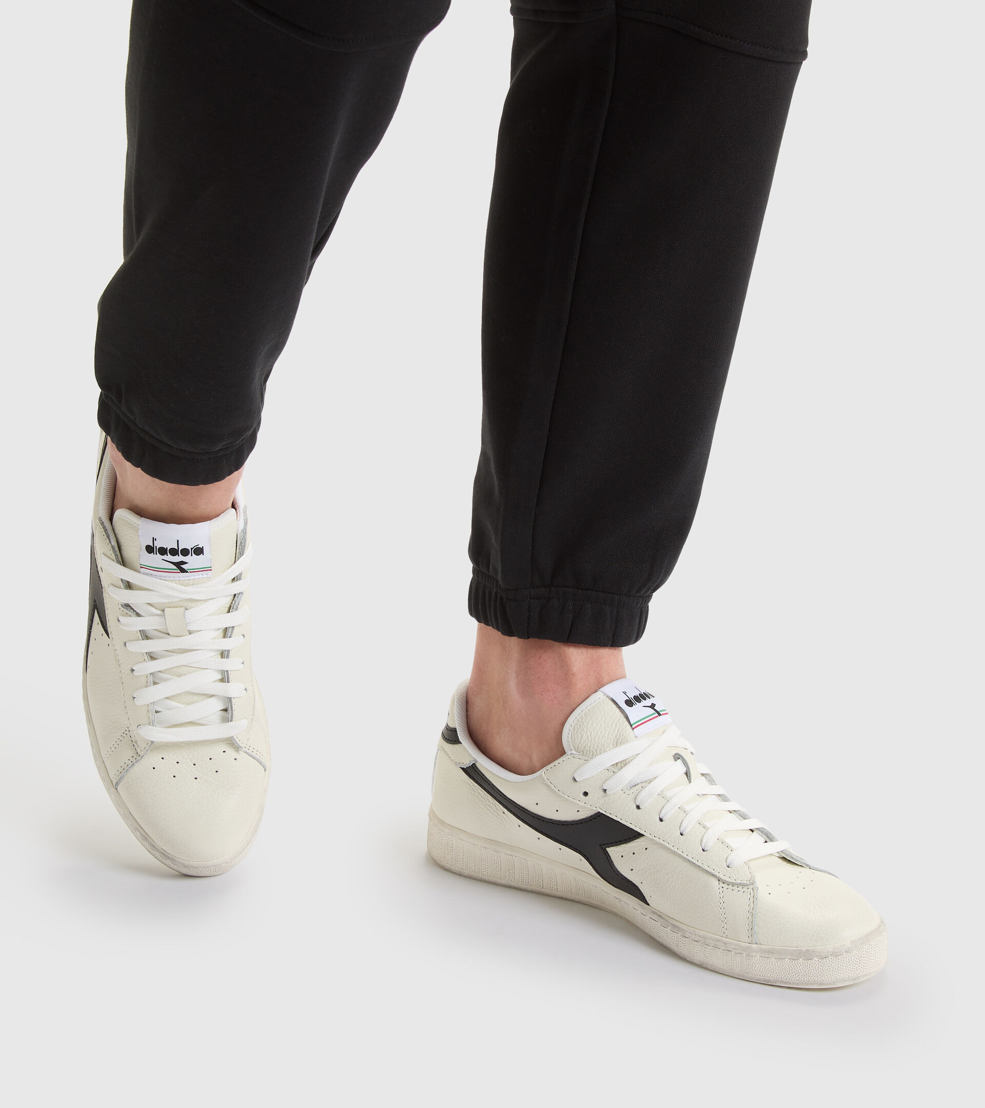 Sporty sneakers - Gender neutral GAME L LOW WAXED WHITE/BLACK - Diadora
