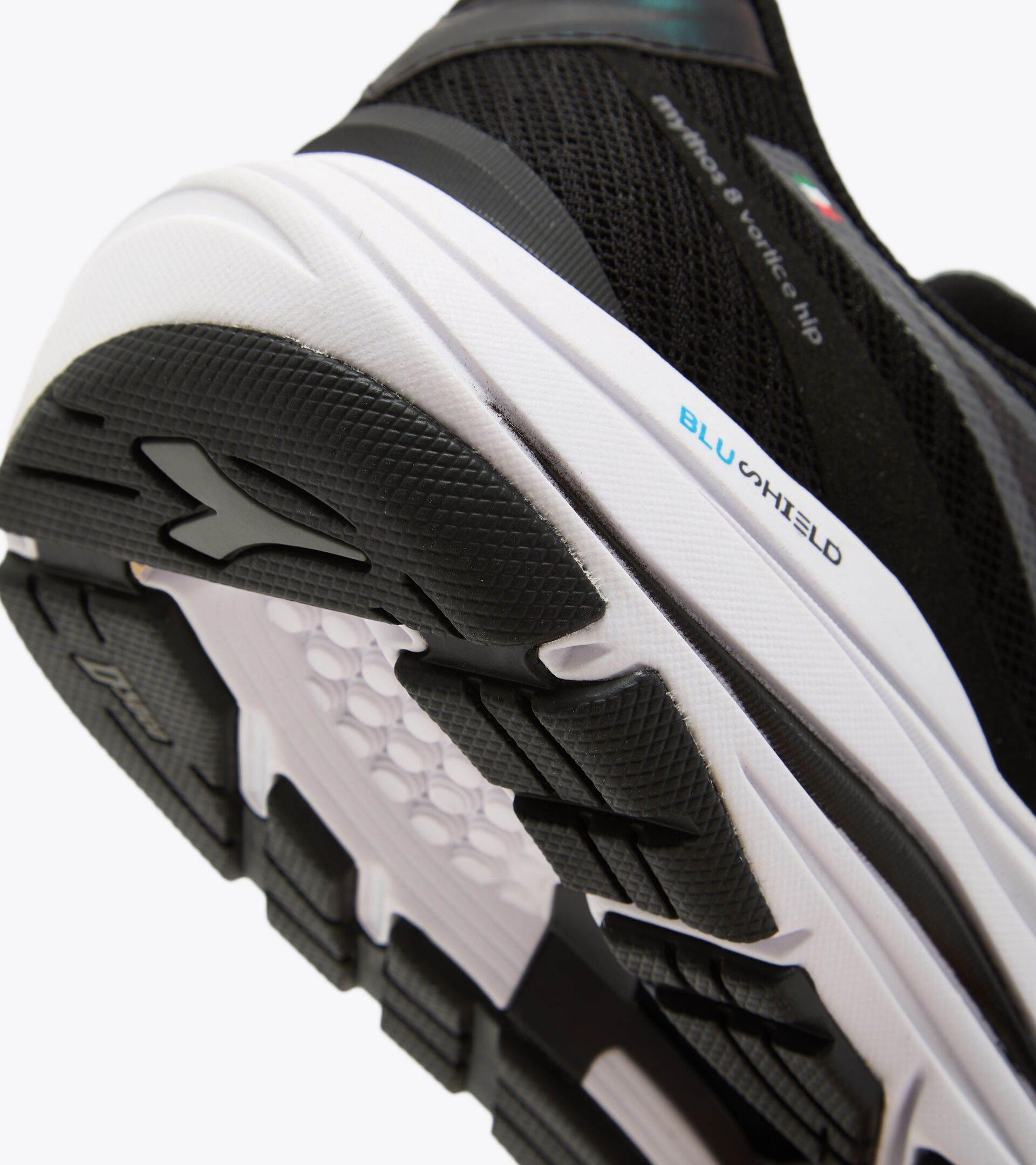 Running shoes - Women
MYTHOS BLUSHIELD 8 VORTICE HIP W BLACK/WHITE (C7406) - Diadora