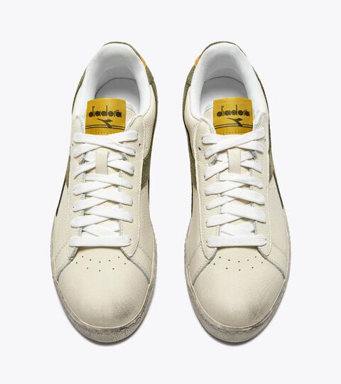 GAME L LOW WAXED SUEDE POP, WHITE/DEEP LICHEN GREEN Sporty sneakers - All-Gender GAME L LOW WAXED SUEDE POP WHITE/DEEP LICHEN GREEN - Diadora