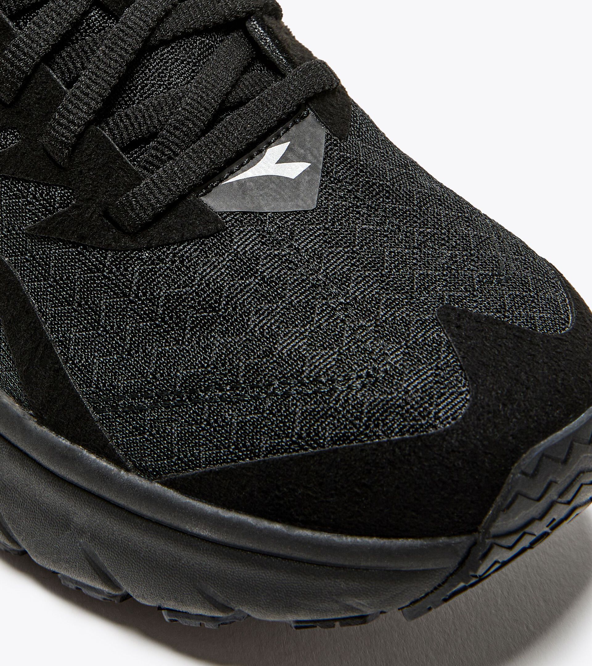 Running shoes - Women EQUIPE NUCLEO W BLACK/BLACK - Diadora