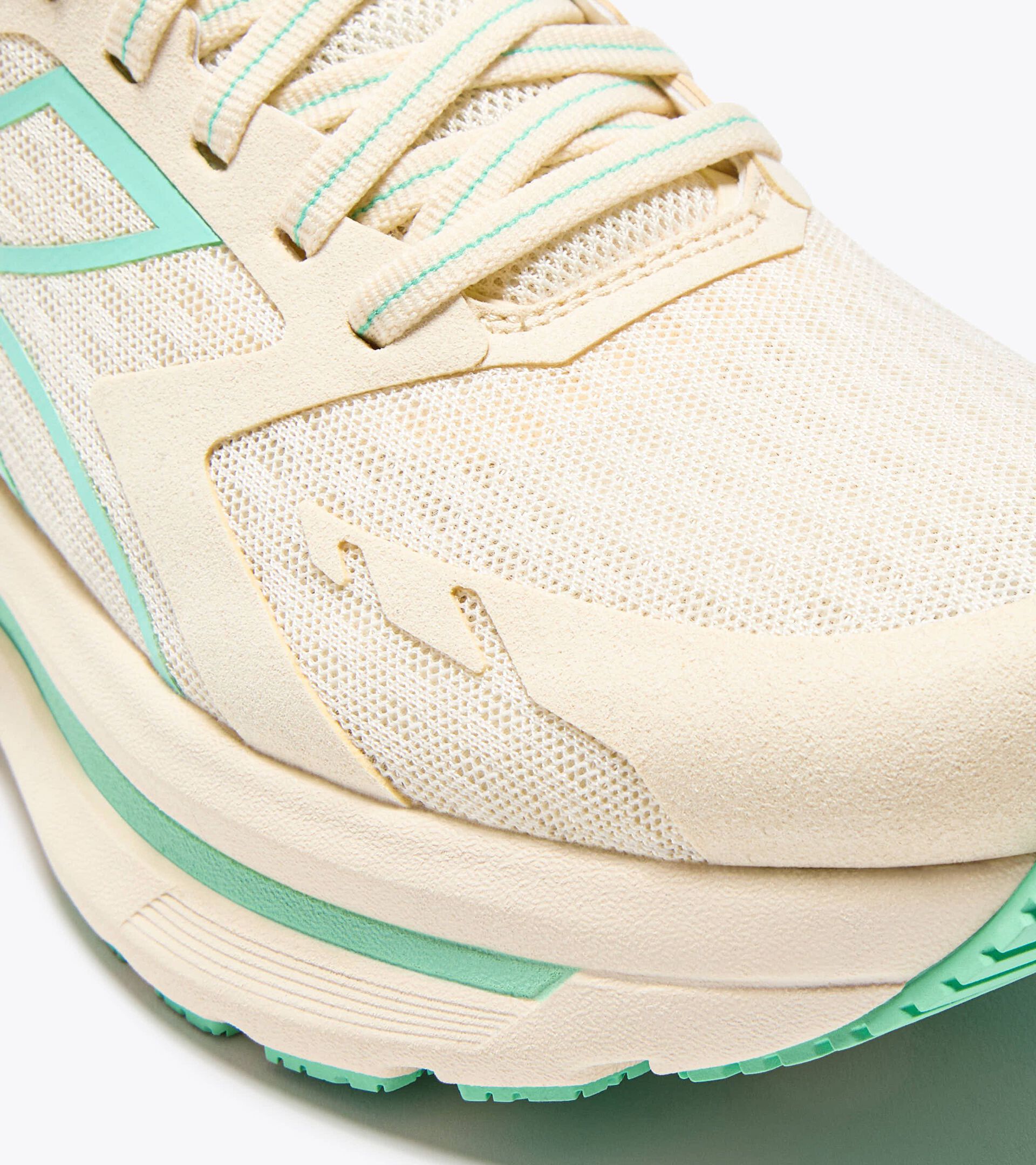 Running shoe - Comfort and stability - Women’s
CELLULA W WHISPER WHITE/CABBAGE - Diadora