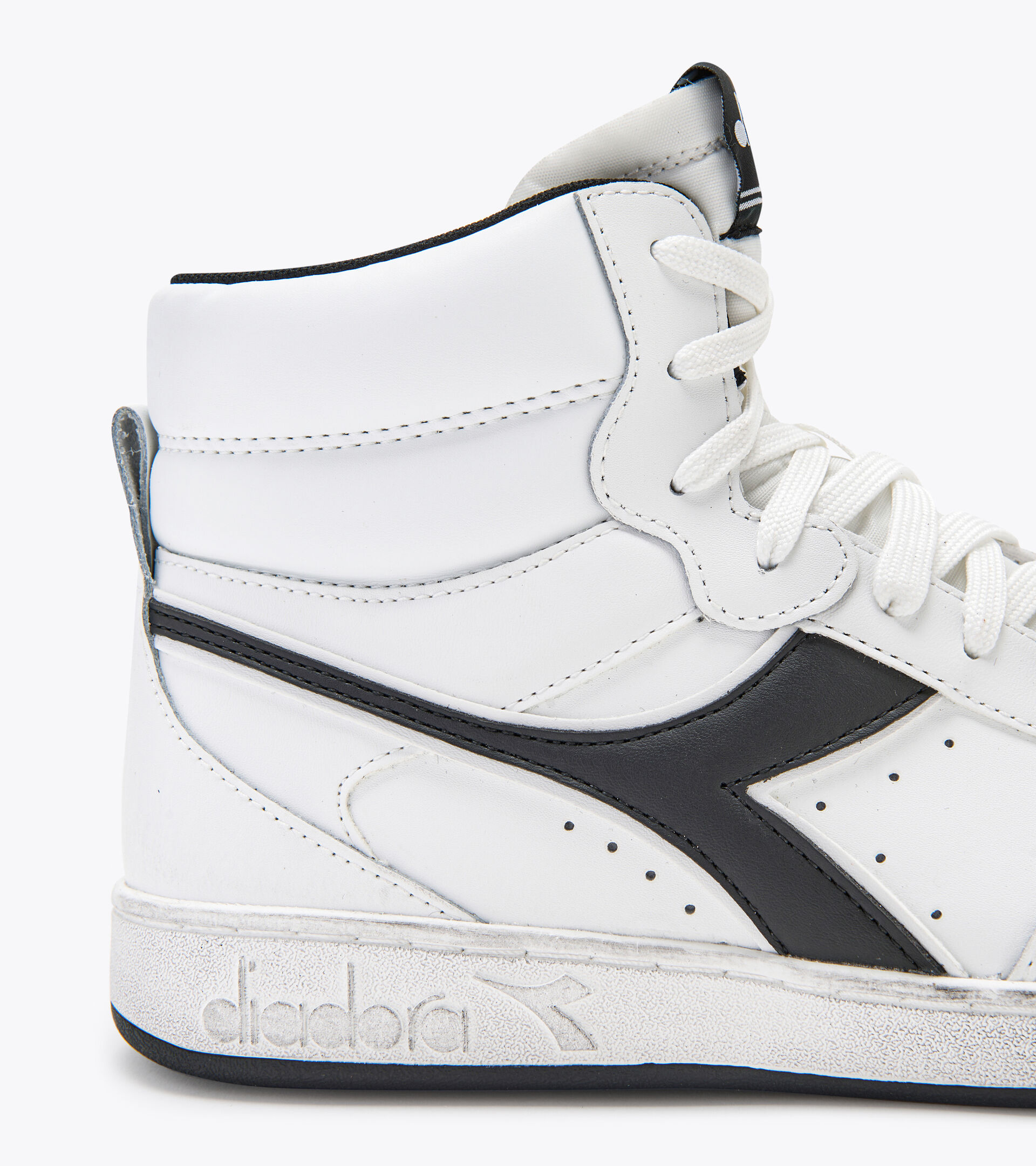 Sporty sneakers - Unisex MAGIC BASKET MID ICONA WEISS/WEISS/SCHWARZ - Diadora