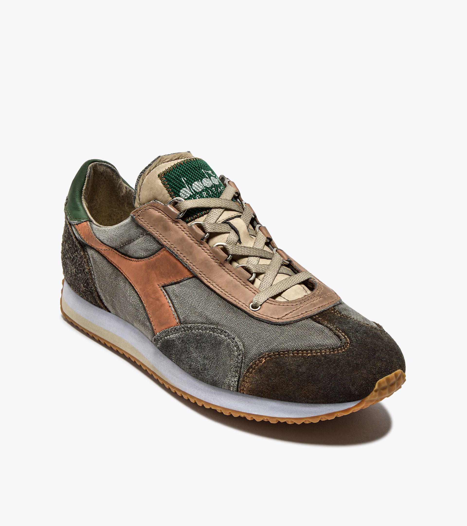 Zapatilla Heritage de piel - Para todos los géneros
 EQUIPE DIRTY SW EVO BEIGE BRILLANTE ALABASTRO - Diadora