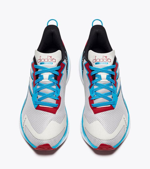 MYTHOS BLUSHIELD VOLO 4, SILVER DD/BLUE DANUBE/SALSA Running shoe - Stability and lightness - Men’s MYTHOS BLUSHIELD VOLO 4 SILVER DD/BLUE DANUBE/SALSA - Diadora