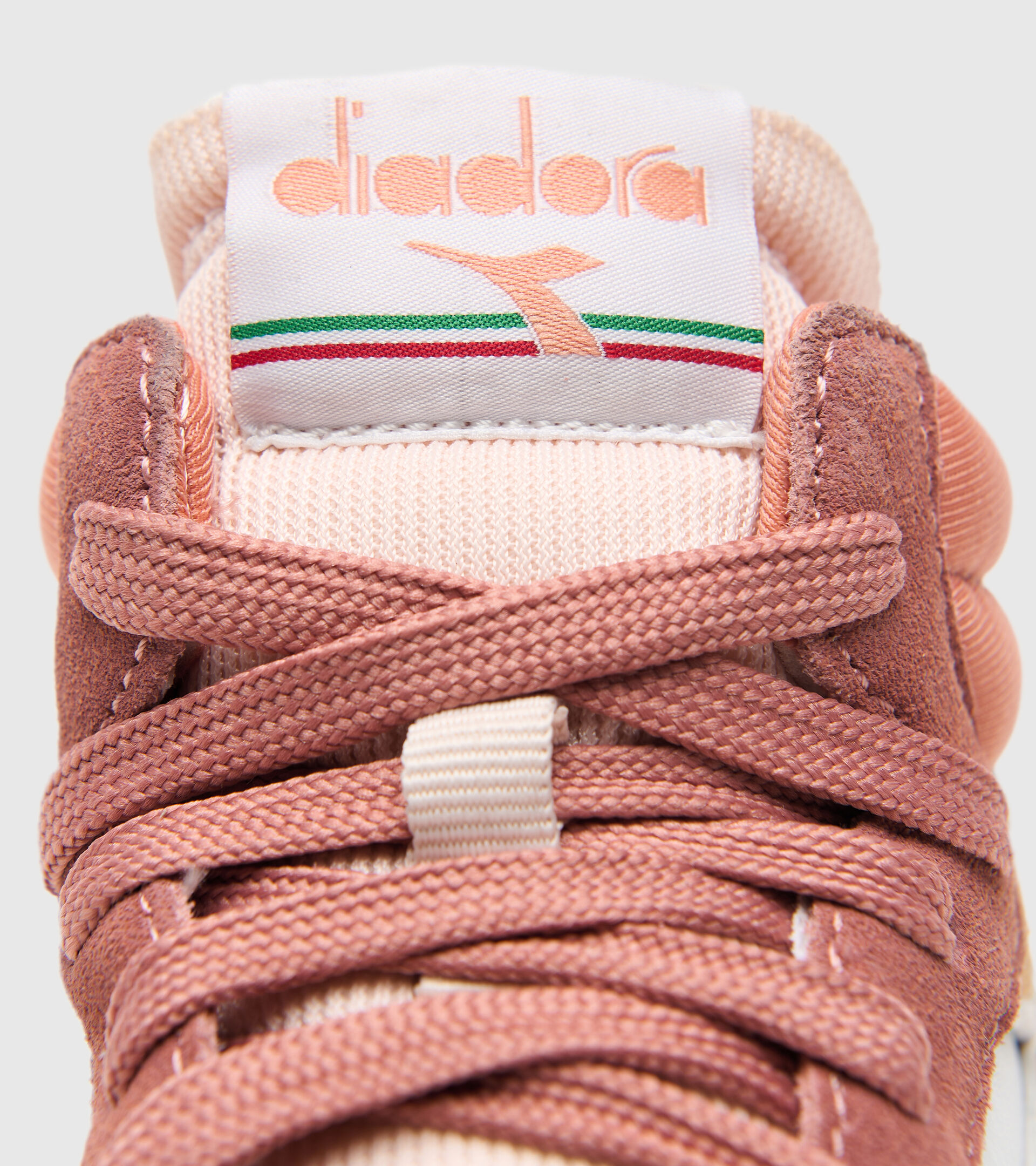 Sports shoes - Women MAGIC BASKET DEMI ICONA WN CORAL HAZE/BEACH SAND/BLC DE B - Diadora