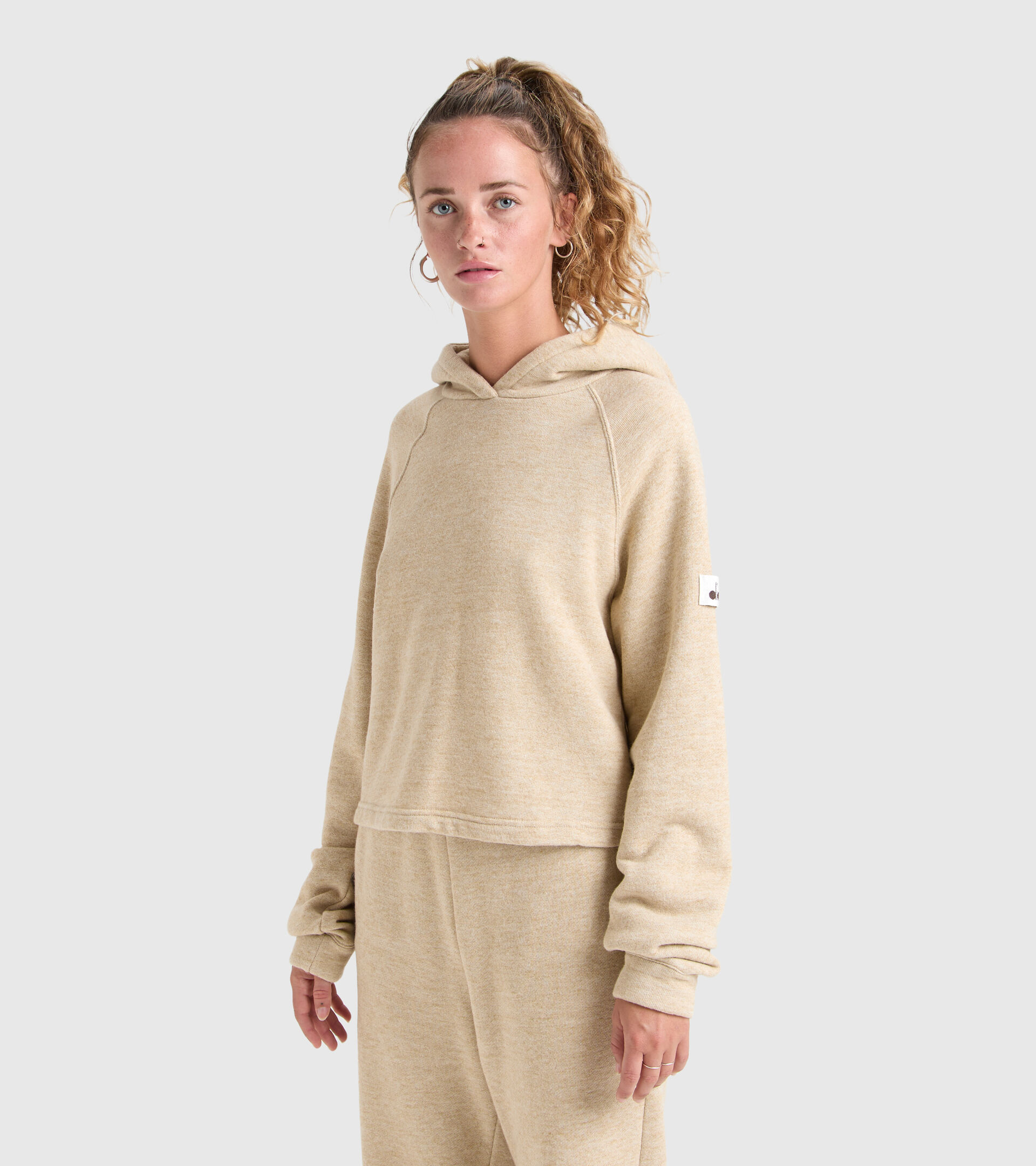 Felpa sportiva crop con cappuccio - Donna L. HOODIE CROP MANIFESTO 2030 MELANGE BEIGE CORDA - Diadora