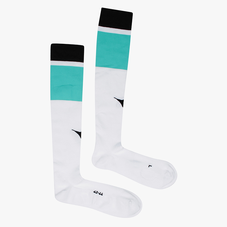 SOCKS OVER THE CALF