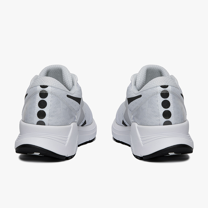 diadora mythos blushield elite 2